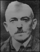 Gemeindediener Friedrich Uhl beteiligte sich bei der Entwaffnung der Hitlerjungen. Rechtzeitig vor der Verhaftung versteckte er sich und entging so der Vollstreckung des auch gegen ihn verhängten Todesurteils. 
